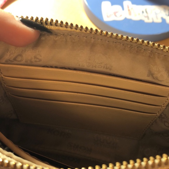 MICHAEL KORS SMALL WHITE LOGO PURSE - Picture 4 of 5